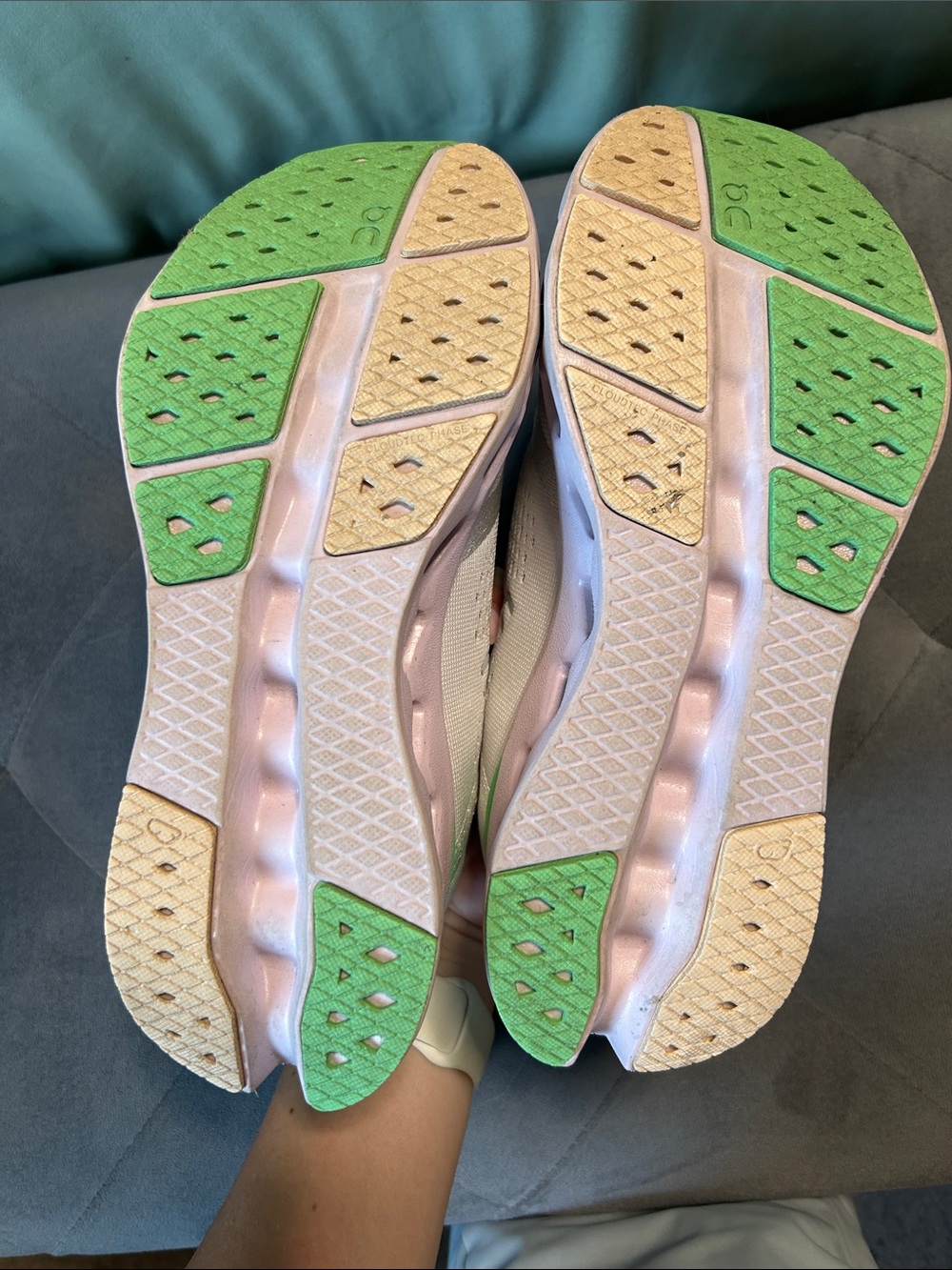 On Running Cloudsurfer Shoes - Picture 4 of 4